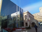 Фасад отеля Novotel воспроизводит главный вход Национального театра Бухареста, разрушенного на этом месте во время Второй мировой войны