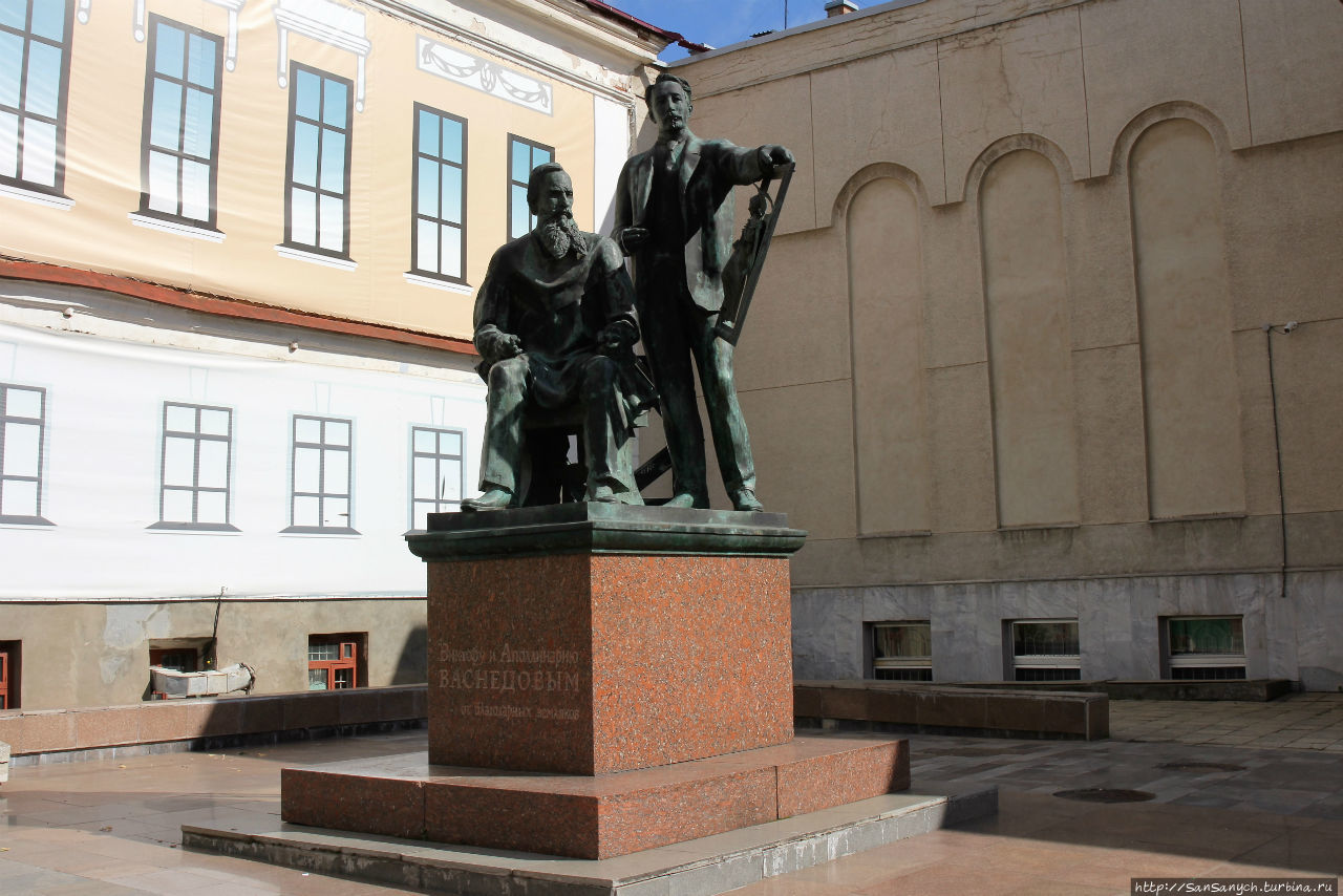 Памятник Васнецовым. Киров, Россия
