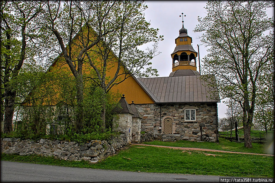 Старая церковь — Vanha kirkko на улице Alinenkatu. Это исторический памятник.