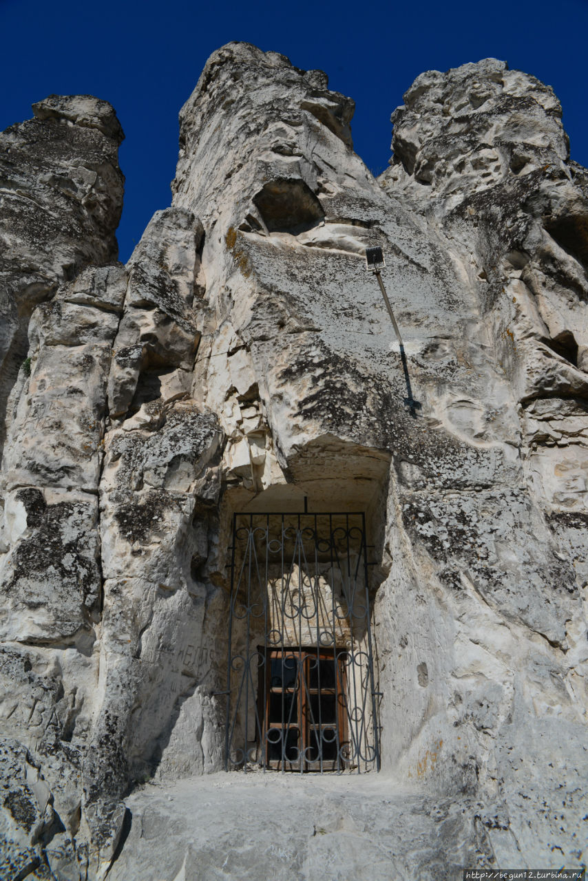Единственное окно в церкви Божьей Матери Сицилийской Дивногорье, Россия