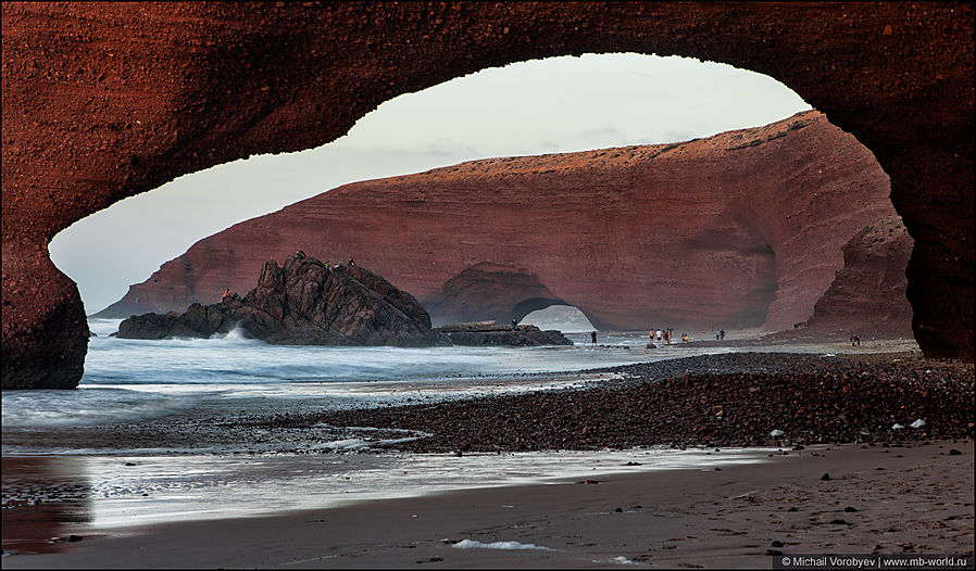 Пляж каменных арок Легзира, Марокко