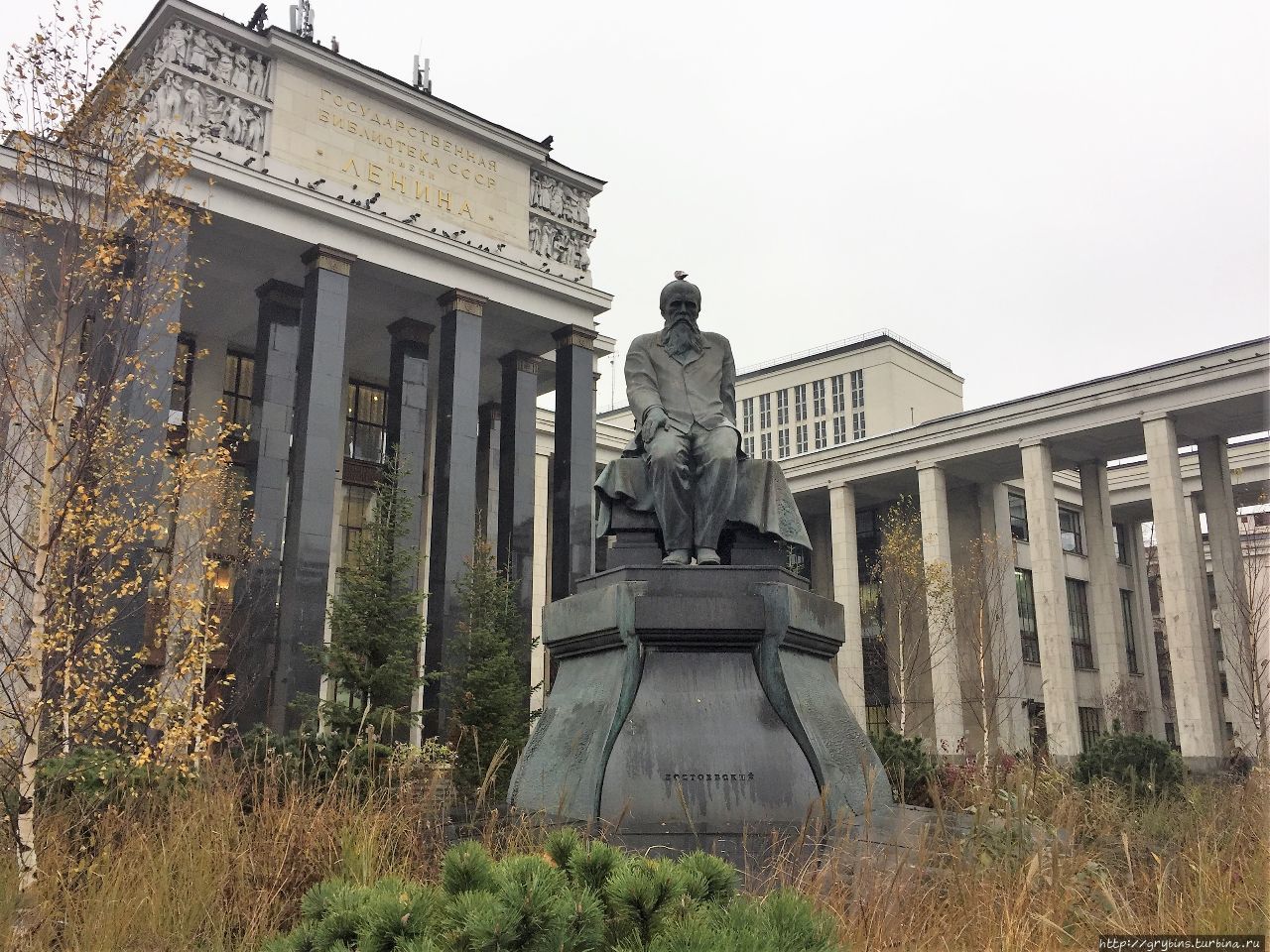Памятник Достоевскому перед зданием РГБ Москва, Россия