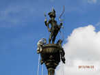 Фонтан на Марктплац перед Ратушей 1540 г. называют Луна-фонтан, потому что венчает его бронзовая фигура богини Дианы с месяцем на голове. Вот ещё один пример использования символики Луны для украшения города.