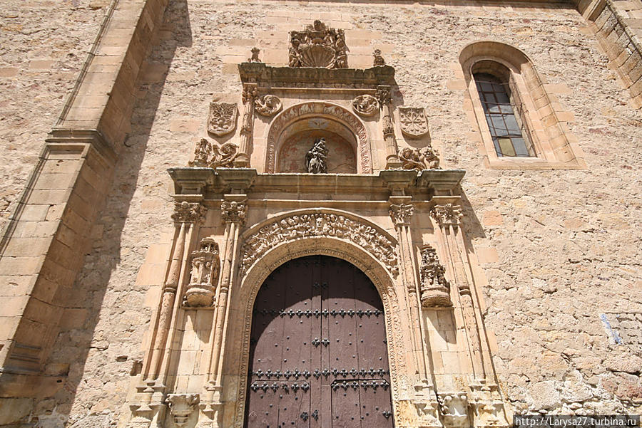 Портал монастыря Дуэний в стиле платереско