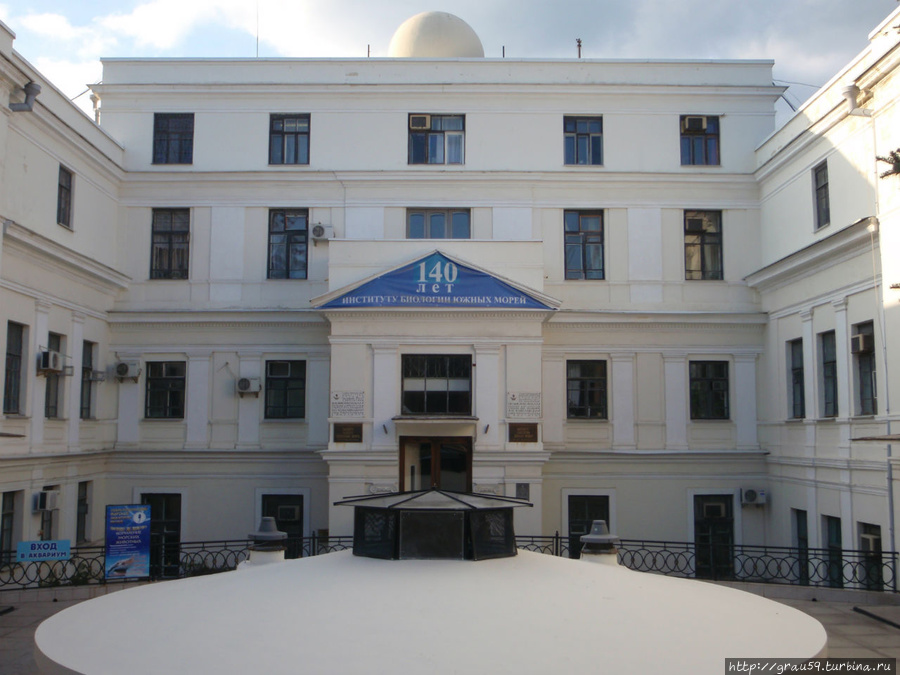 Институт биологии южных морей(здание и скульптуры) Севастополь, Россия