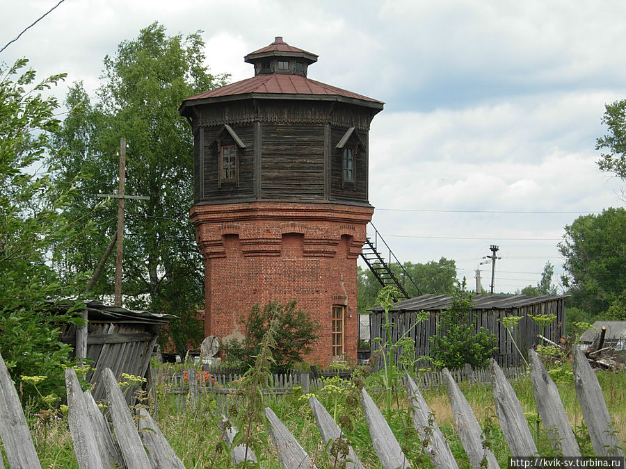 Старая водонапорная башня  близ  вокзала. Кировская область, Россия