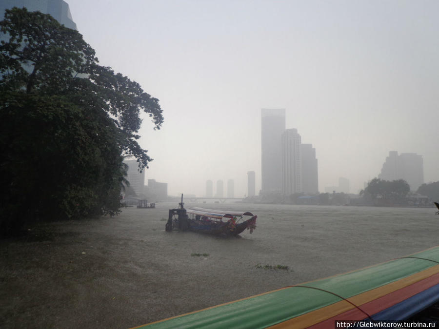 Поездка на лодке по Чао-прая в дождливую погоду Бангкок, Таиланд
