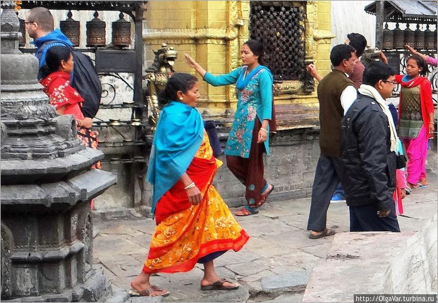 По правилам обходить ступу нужно по часовой стрелке. На практике  движение – встречное Катманду, Непал