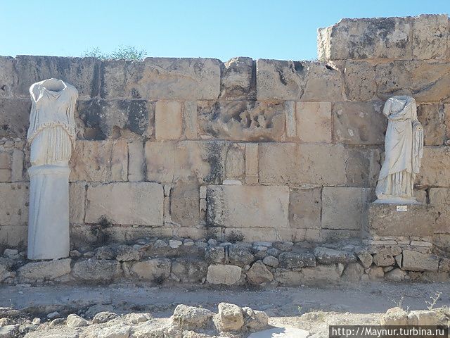 Восточный  портик. Здесь находятся несколько мраморных статуй и алтарь бога Гермеса. В византийские времена пол был устлан цветной плиткой.