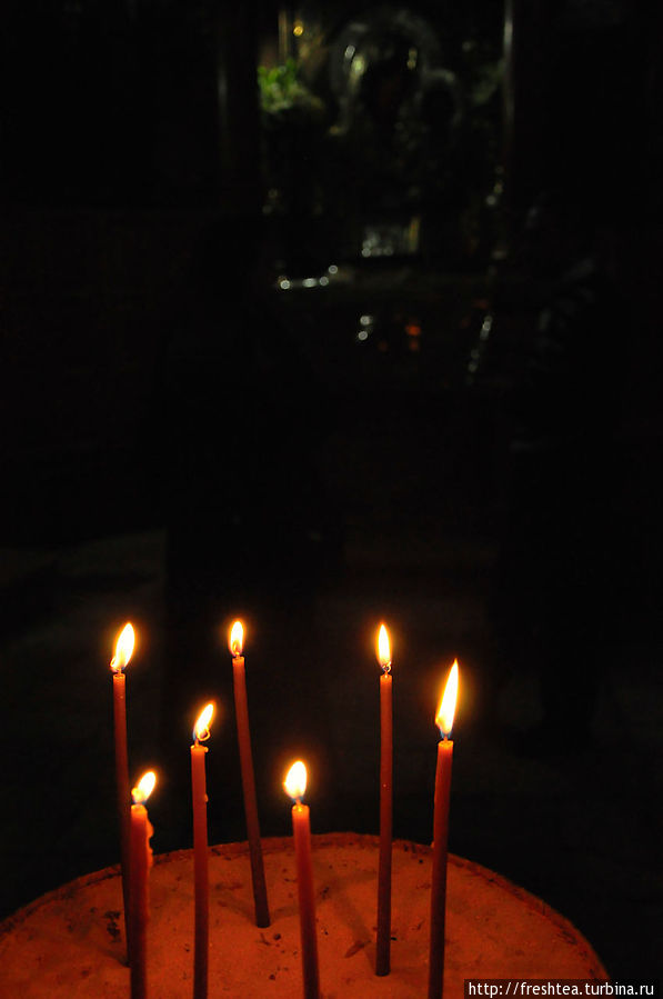Свечи перед чудотворным образом Богородицы Иерусалимской. Иерусалим, Израиль