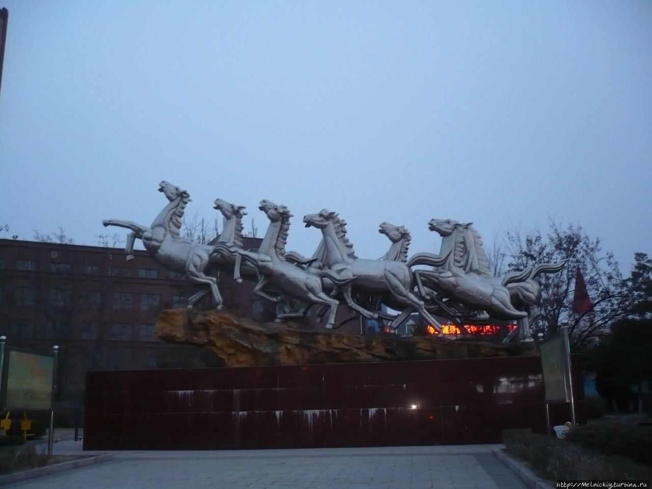 Памятник «Восемь Лошадей» Хуньчунь, Китай