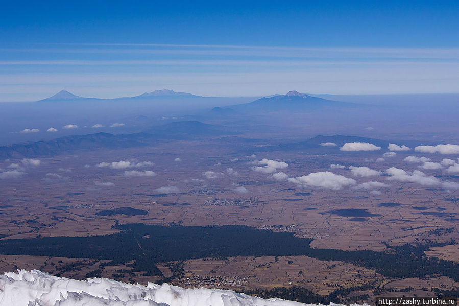 Вид с вершины на соседние вулканы. Можно немного отдохнуть и начинать спуск вниз. С купола желательно спуститься до полудня, иначе есть риск быть накрытым облаком. Вулкан Орисаба (5636м) Национальный парк, Мексика