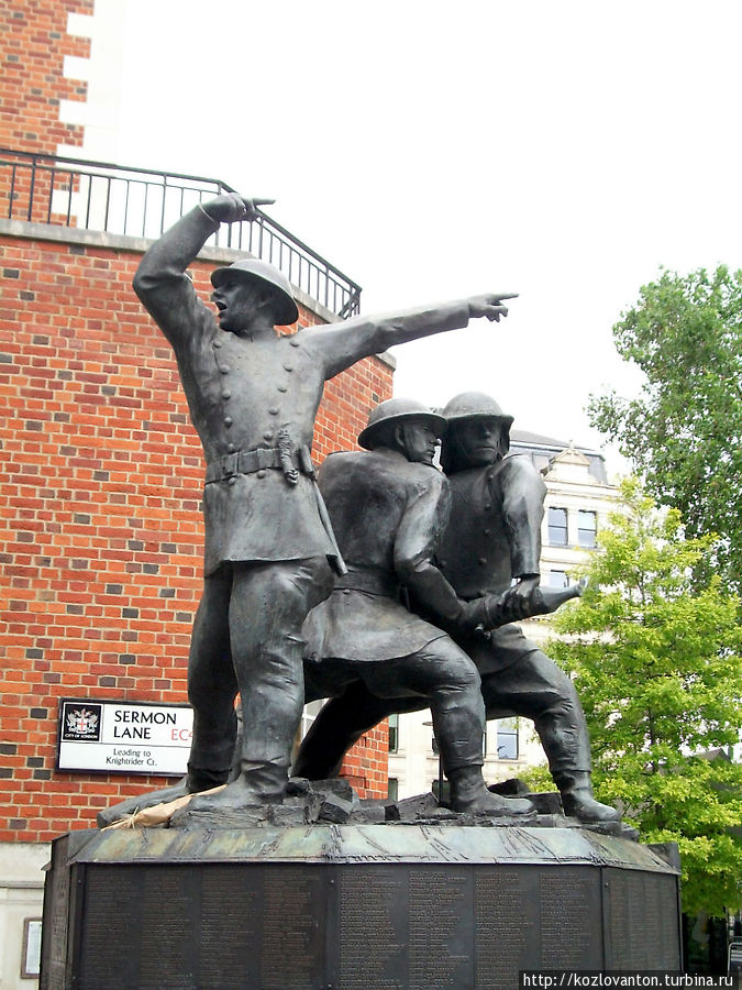 Памятник пожарным, защищавшим Родину во время Второй Мировой войны (возле собора Св.Павла). Лондон, Великобритания