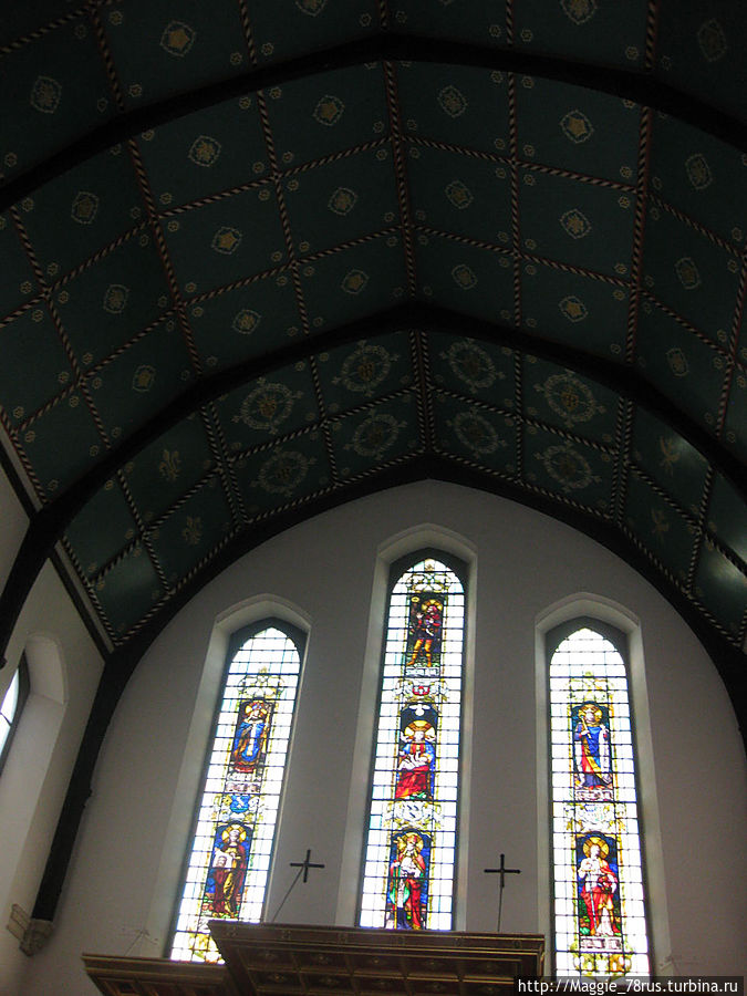 На витражах, датируемых начиная с 1860, изготовленных Джоном Хардманом в Бирмингеме, изображены Святые, в большинстве своем имевшим связь с Нортгемптоном.
Слева направо:Св. Ансельм (учитель церкви), Св. Вероника (целительница болезней), в центре Св. Хуберт, покровитель охотников, Непорочная Дева Мария и Св. Томас Бекет,Эдуард Исповедник (покровитель королей, трудных браков и разошедшихся супругов) и Св. Дороти

Православная церковь также признаёт святость  Эдуарда Исповедника. Его даже хотят внести в общие Святцы. Эдуард Исповедник — местночтимый святой Сурожской епархии Русской православной церкви.