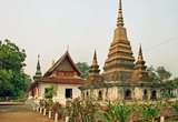 Ват Тхат Луанг. Полозолченная ступа и сим. Фото из интернета