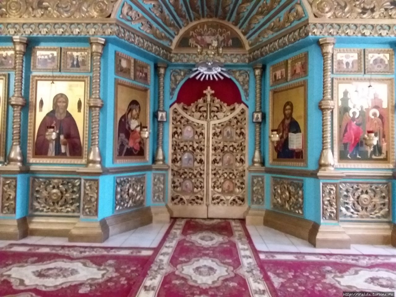 Три церкви на Которосльной набережной и Колесо Обозрения Ярославль, Россия