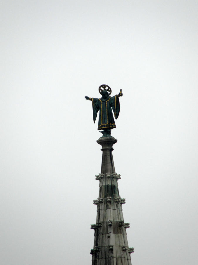Шпиль на ратуше венчает фигура «мюнхенского младенца», который держит в левой руке Евангелие, а правой благословляет город. Мюнхен, Германия