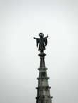 Шпиль на ратуше венчает фигура «мюнхенского младенца», который держит в левой руке Евангелие, а правой благословляет город.