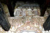 Фигуры,  вырезанные  из  белого  мрамора над  входными  дверями  в  нижний  храм.