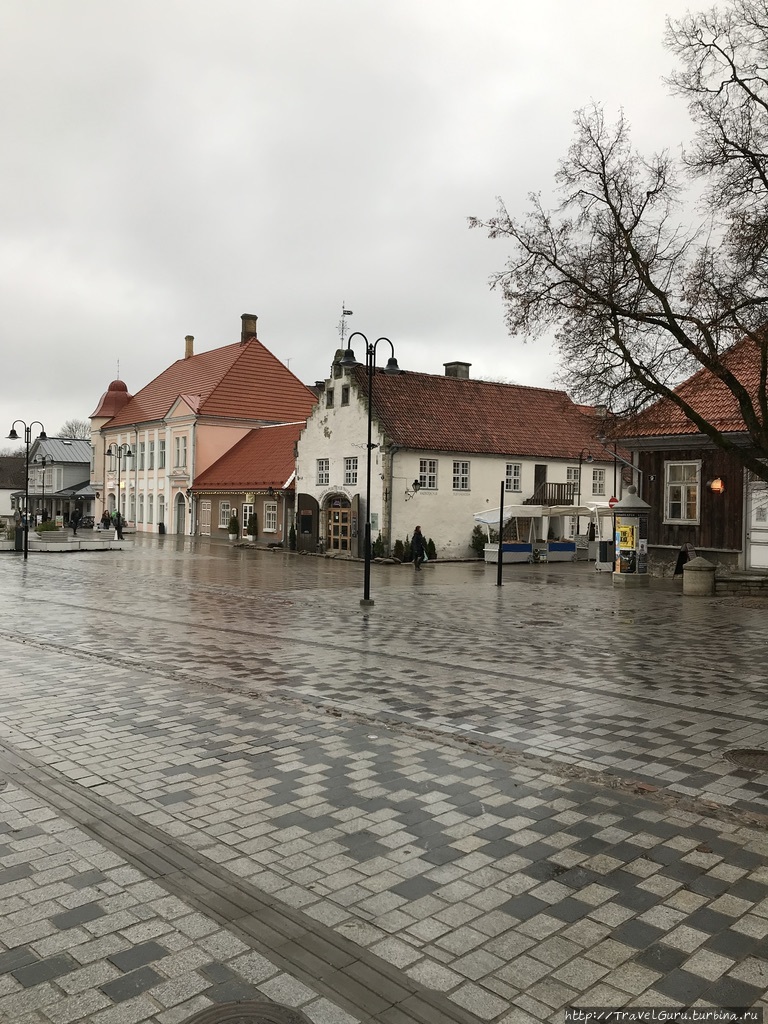 Центральная площадь Keskväljak и начинающаяся там улица Lossi (Замковая), ведущая к замку Курессааре, остров Сааремаа, Эстония