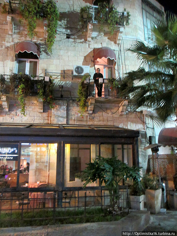 А это я стою на балконе. Иерусалим, Израиль