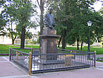 Памятник Анатолию Собчаку — мэру города в 1990-е, вернувшему историческое название Санкт-Петербург.