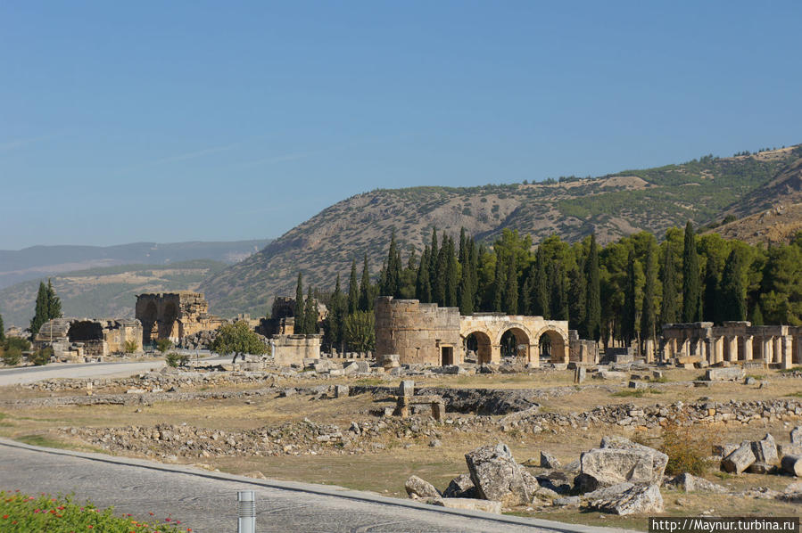 Город   был   основан   в   190  г.  до   н. э.  таким    дожил   до   наших   дней. Памуккале (Иерополь античный город), Турция
