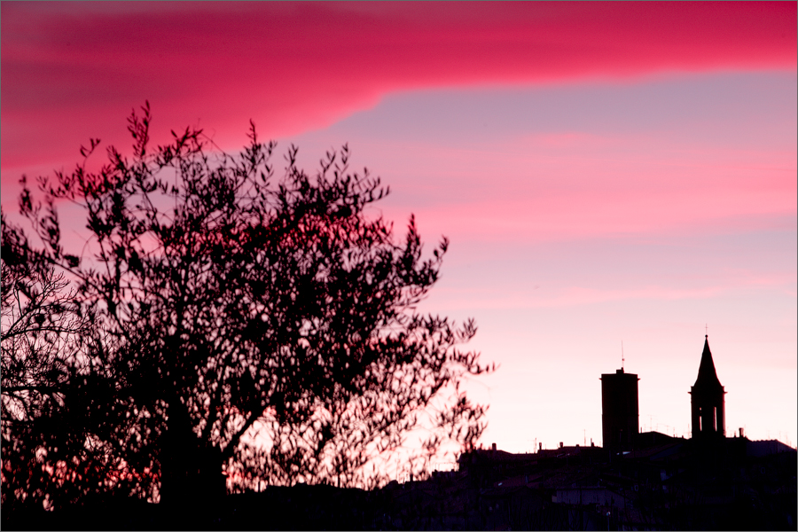 И пара картинок сделанных на закате по дороге домой около Castel Del Piano, недалеко от которого мы проживали. Сартеано, Италия