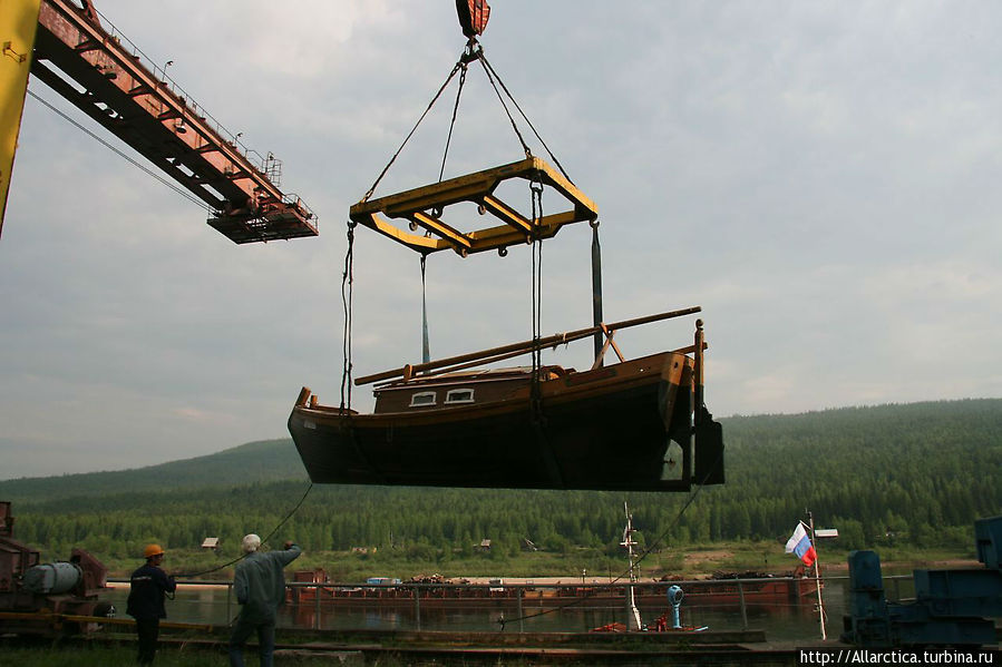 Течь при спуске судов на воду Усть-Кут, Россия