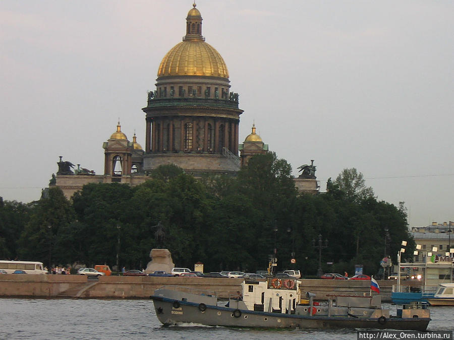 Вид на Исаакиевский собор с Василевского острова. Санкт-Петербург, Россия