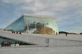 В дни нашего пребывания в Осло шла опера Дьордя Лигети Le grande macabre (Великий танец смерти),  изображение на фасаде  — это как раз афиша к этой опере 1977 года.