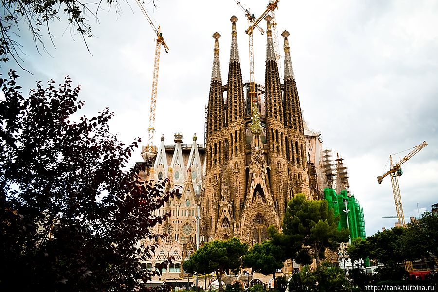 Про церковь Святого Семейства уже много написано, оно и понятно, главный символ Барселоны, достопримечательность мирового масштаба, от себя же добавлю, что строение действительно оригинальное, как и все творения Гауди, притягивает толпы туристов, выстраивающихся в длинные очереди, ни сколько не умоляю грандиозность данного объекта, но как обычно бывает, думал, что она гораздо больше. Барселона, Испания