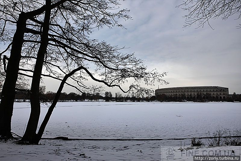 Вид на Конгресс Холл через озеро Нюрнберг, Германия