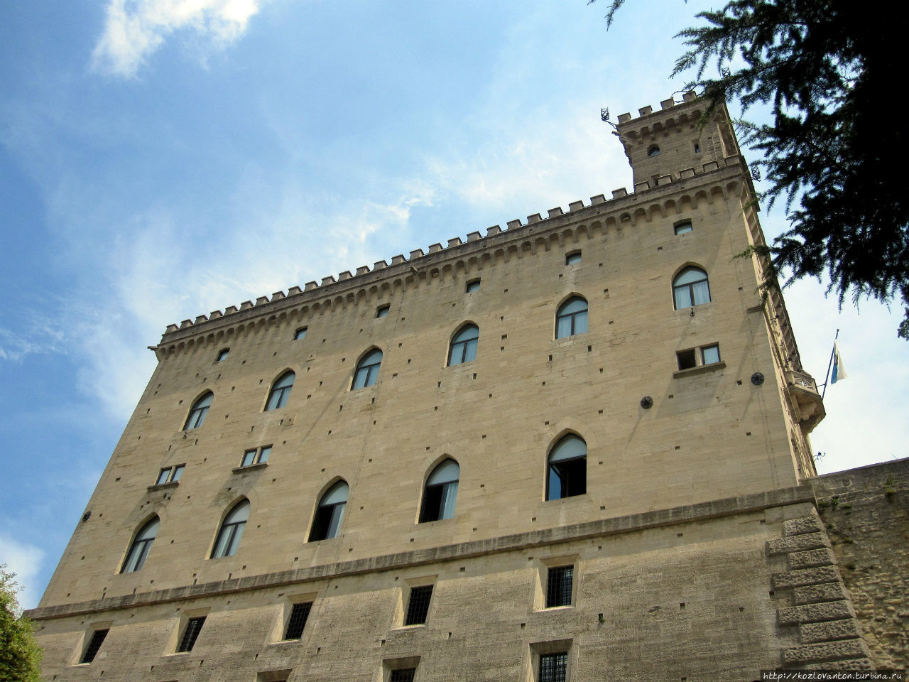 Вид Палаццо Публико со стороны via Eugippo. Сан-Марино, Сан-Марино