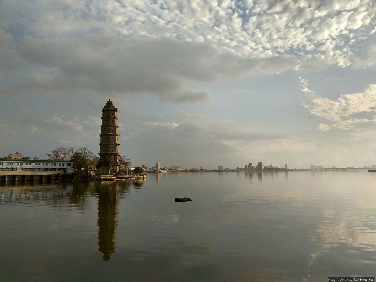 Пагода Феникса на берегу реки Хан Провинция Гуандун, Китай