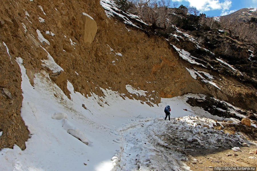 А тут повезло, что еще не сильно таяло. По снегу идти много приятнее, чем по растаявшей жиже почти по щиколотку (а были и такие места) Сианбоче, Непал