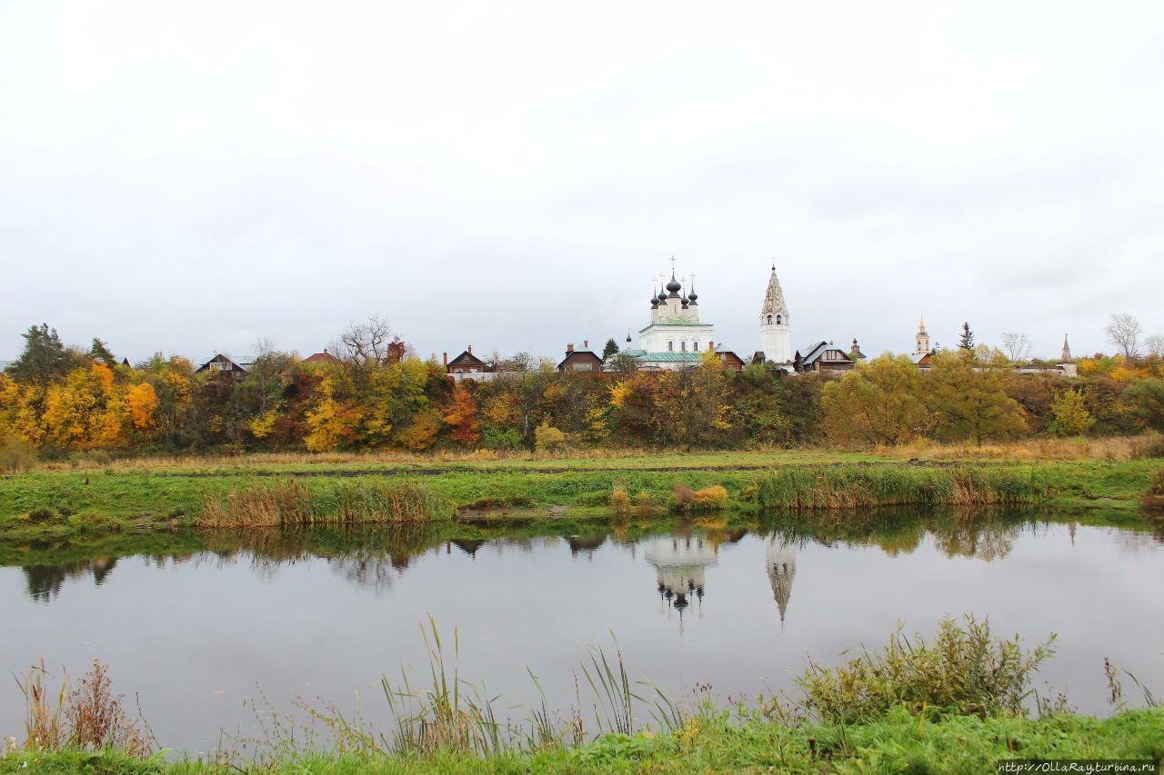 Панорама монастыря с противоположного берега Каменки у подножия Покровского монастыря Суздаль, Россия