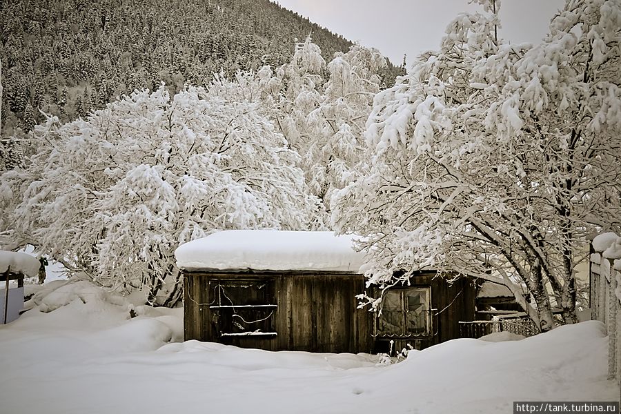 Поселок в этот раз тоже, прилично, завалило.