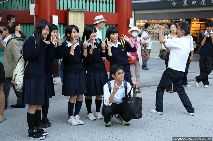 Люди возле Храма Асакуса Канон. Токио Окаяма, Япония