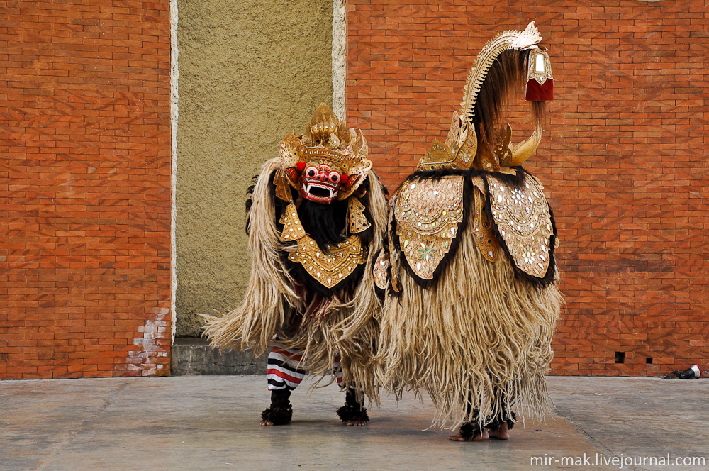 А вот и сам король джунглей – Баронг. Баронга всегда танцуют два танцора, облаченные в один костюм. Бали, Индонезия