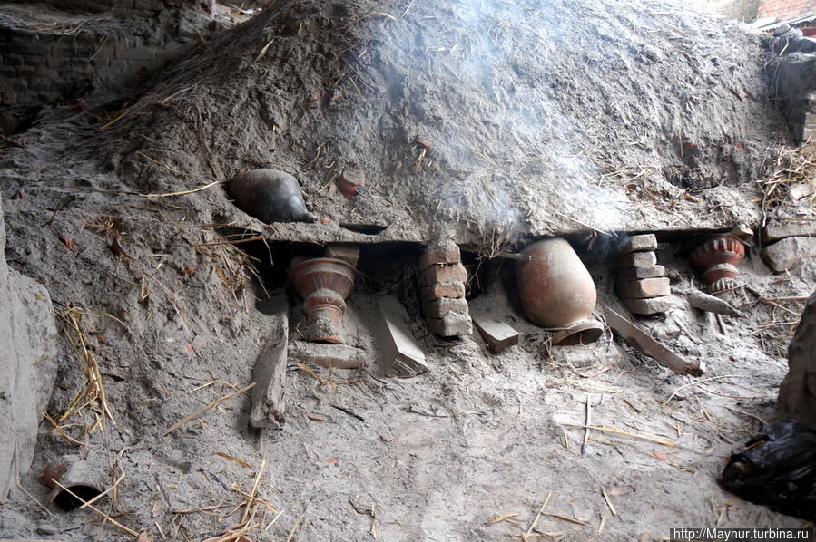 В  этих  печах  горшки  обжигаются  и  через  некоторое  время  выставляются  на  продажу. Бхактапур, Непал