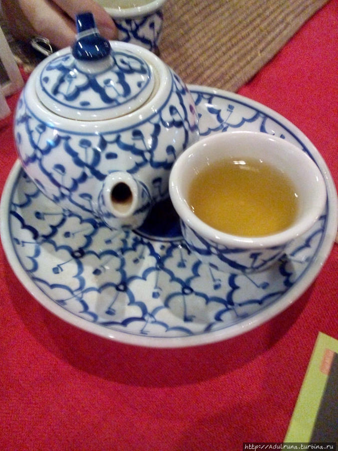 Чай тут подают вот в таких чайничках... Чиангмай, Таиланд