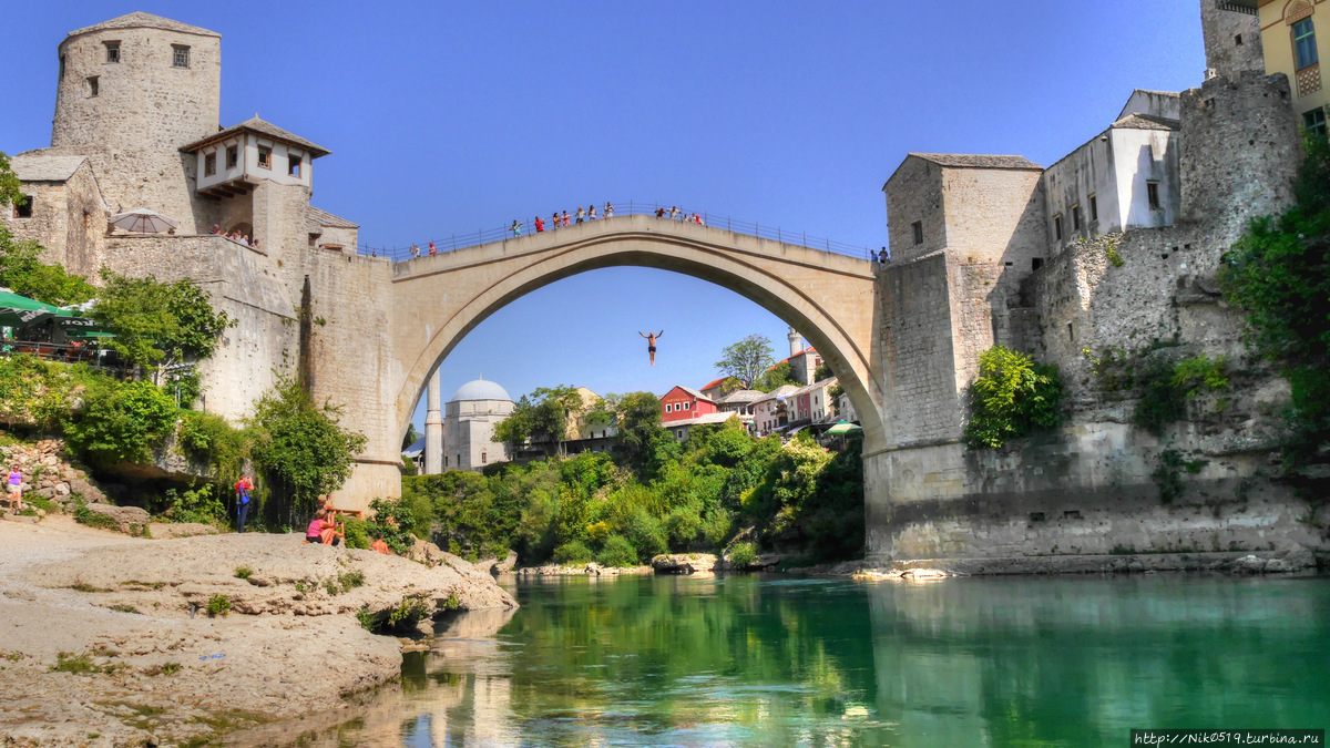 Уникальным инженерным сооружением гордится вся страна.мирного наследия ЮНЕСКО. Круто выгибаясь над зеленоводной Неретвой, мост является центром почти идиллического пейзажа, в котором есть и южный колорит, и пленительные краски, и безупречная гармония. Мостар, Босния и Герцеговина