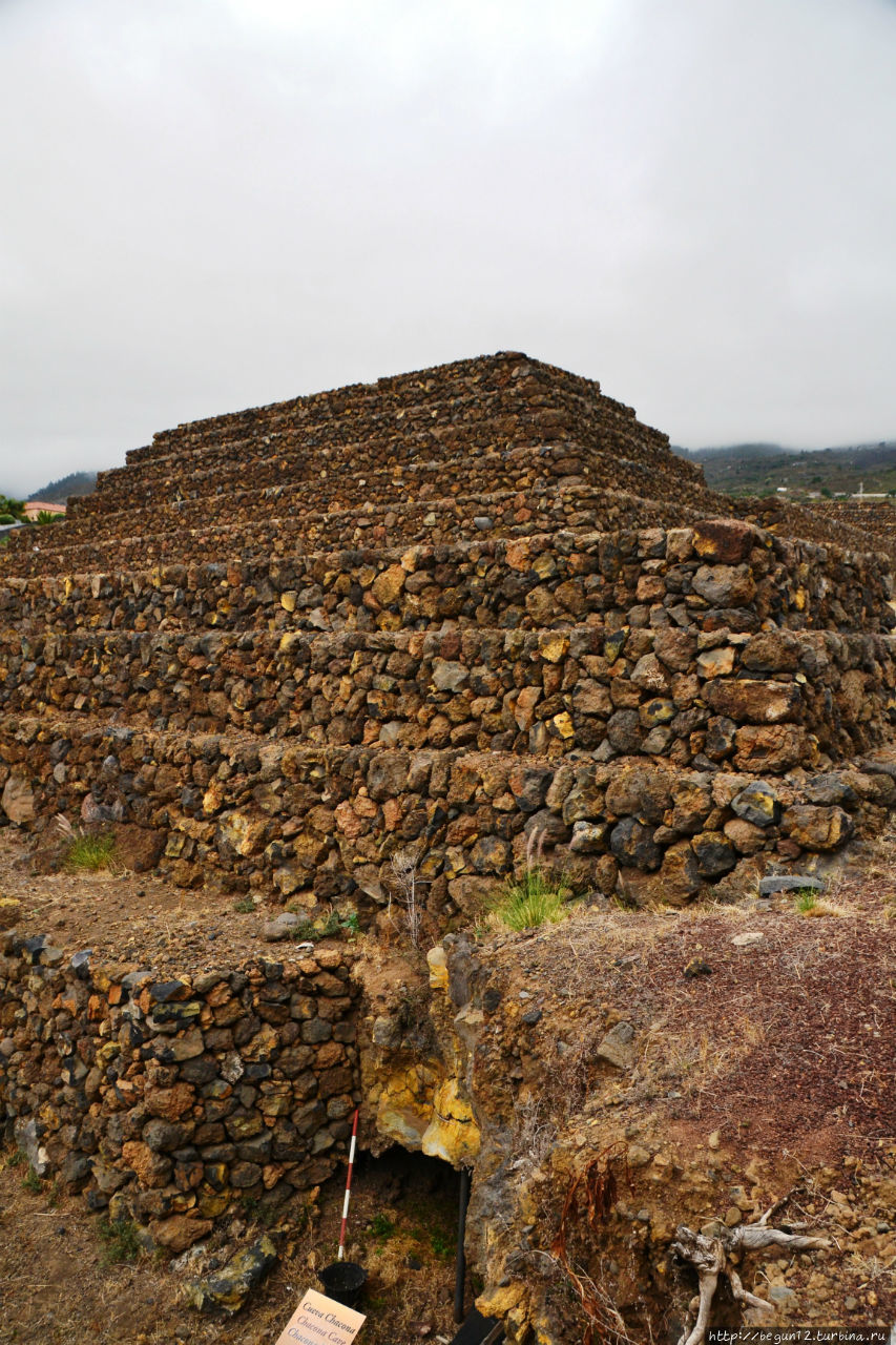 ступенчатые пирамиды в Гу