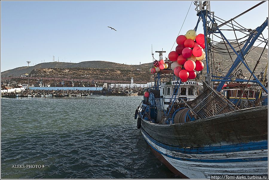 Интересно, для чего они вывесили шары на этом корабле? Может, план перевыполнили...
*