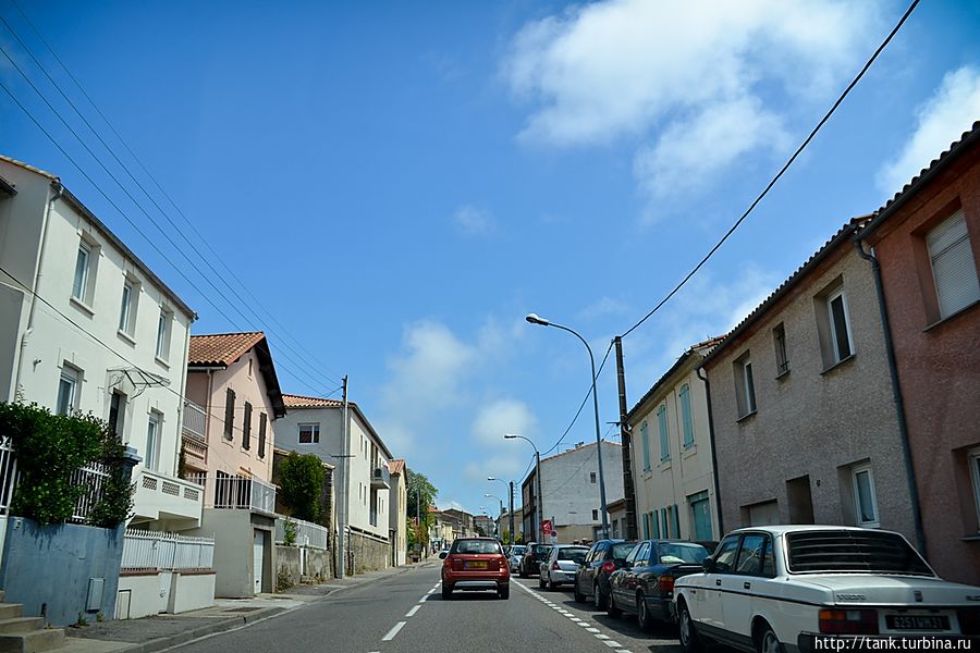 Небо распогодилось, еще несколько провинциальных населенных пунктов и вдалеке показалась крепость.