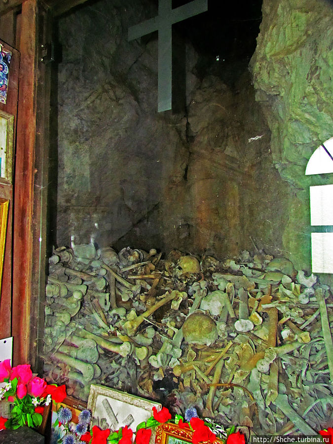 не знаю, останки ли это еще тех черепов 14 века, но явно посвящено событиям, давшим имя монастырю