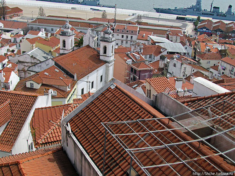 вид на полтную застройку арабского квартала Лиссабон, Португалия