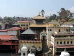 Вид на храм Пашупатинатх с холма