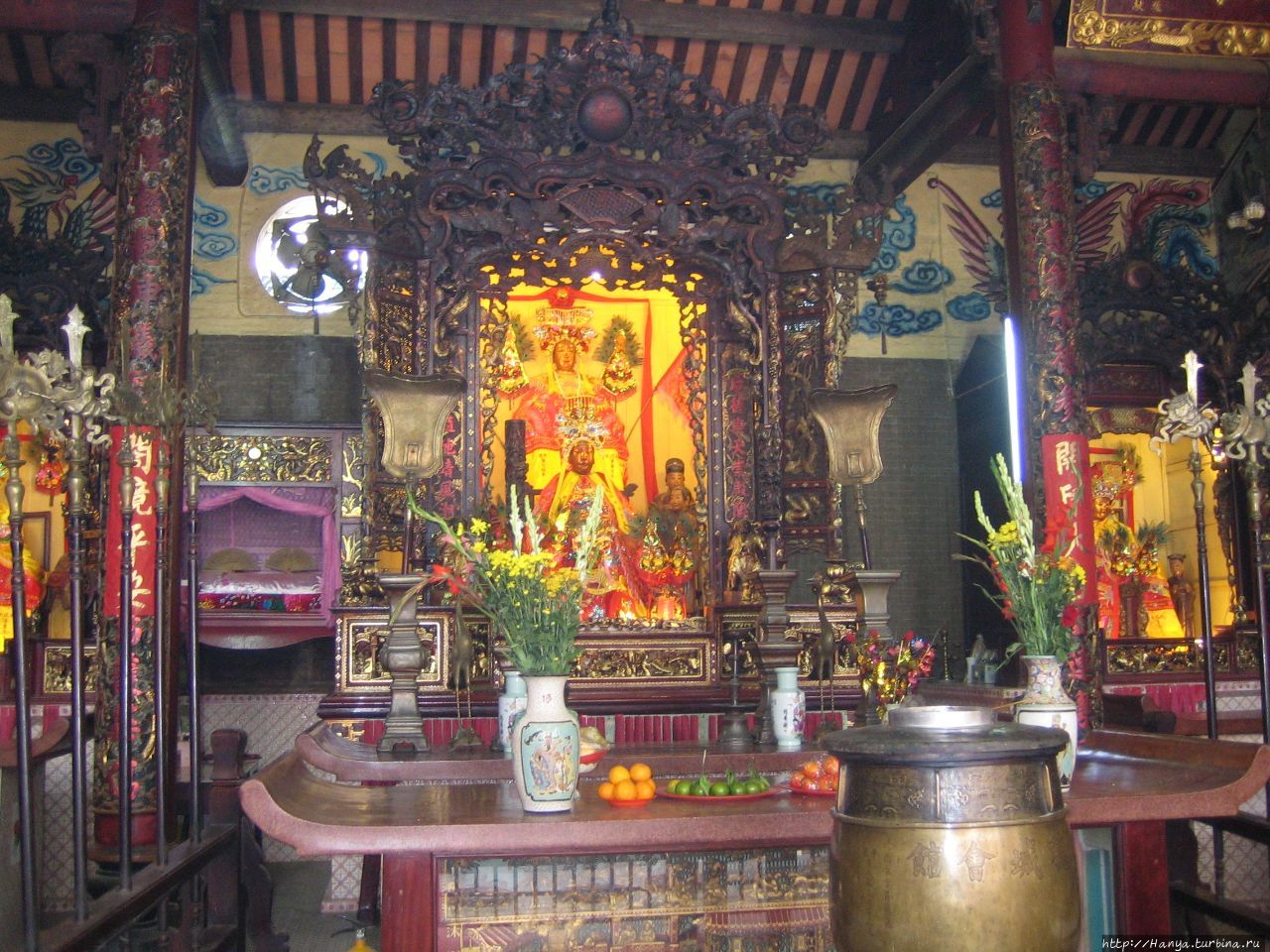 г.Хошимин. Пагода Тхиенхау, или Небесной женщины. Алтарь Хошимин, Вьетнам